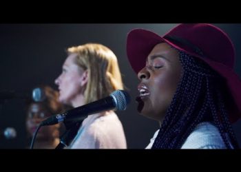 « Walk In Love » ( Marche dans l’amour) – Dena Mwana x Gwen Dressaire