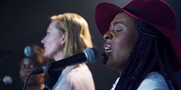 « Walk In Love » ( Marche dans l’amour) – Dena Mwana x Gwen Dressaire