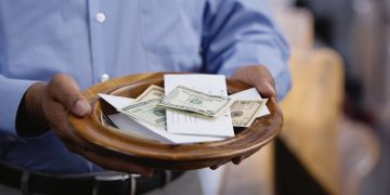 Doit-on donner notre dîme à notre église locale ?