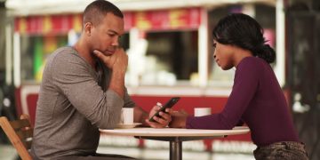 Les réseaux sociaux sont-ils « dangereux » pour un couple ?